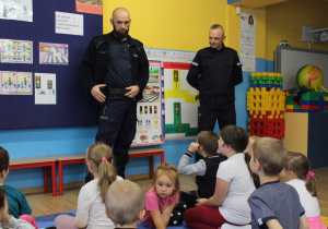 Przedszkolaki wraz z funkcjonariuszami Policji podczas zajęcia